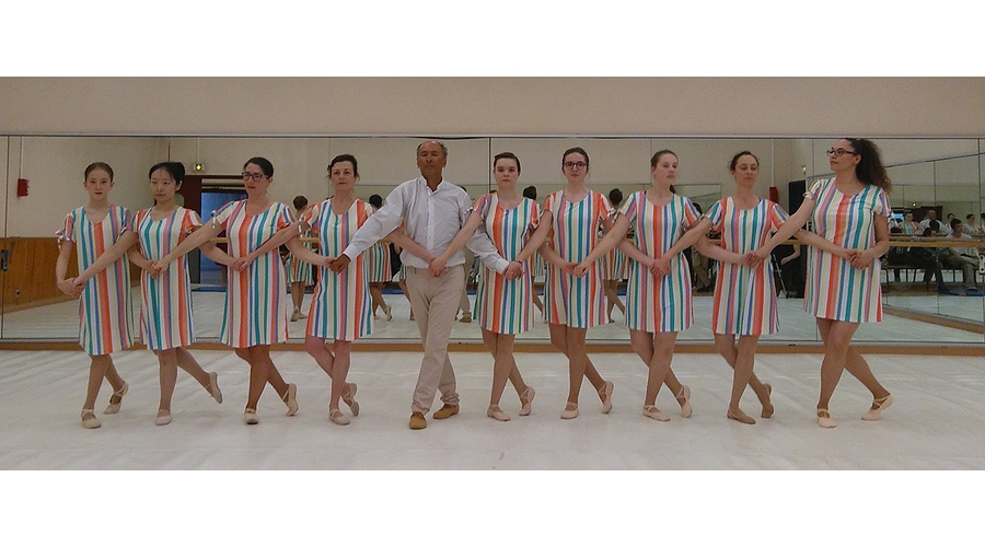 Danse des jeunes filles - cadrée